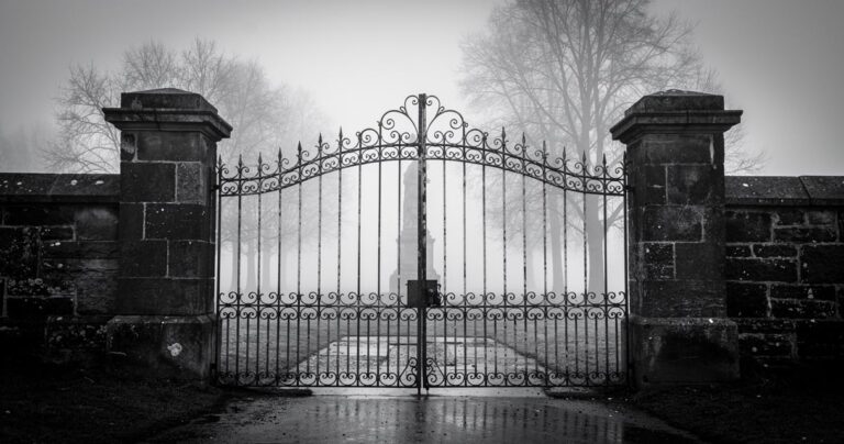 Porte en fer forge d un memorial historique en hommage aux survivants