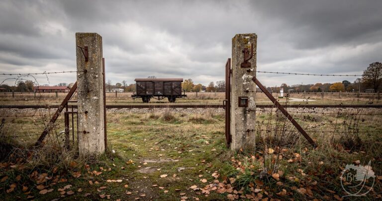 Piliers de l'entrée du mémorial du camp du Vernet d'Ariège