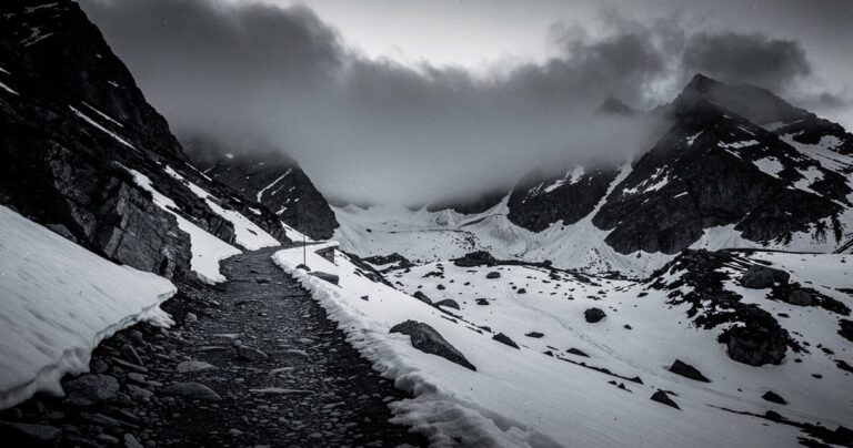 Col enneigé des Pyrénées ariégeoises, route empruntée par les filières d'évasion pendant la guerre