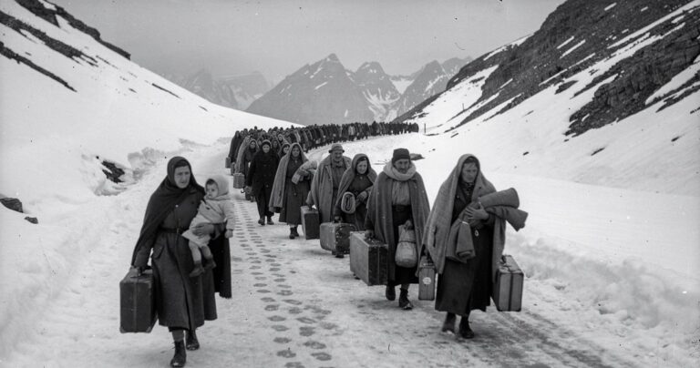 Colonne de réfugiés espagnols traversant les Pyrénées enneigées en février 1939 lors de la Retirada